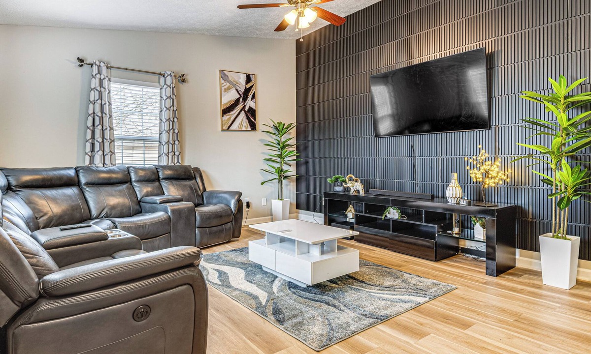 Wayne House | 9 Mi to Dtwn Indy: Suburban Group Retreat w/Yard
