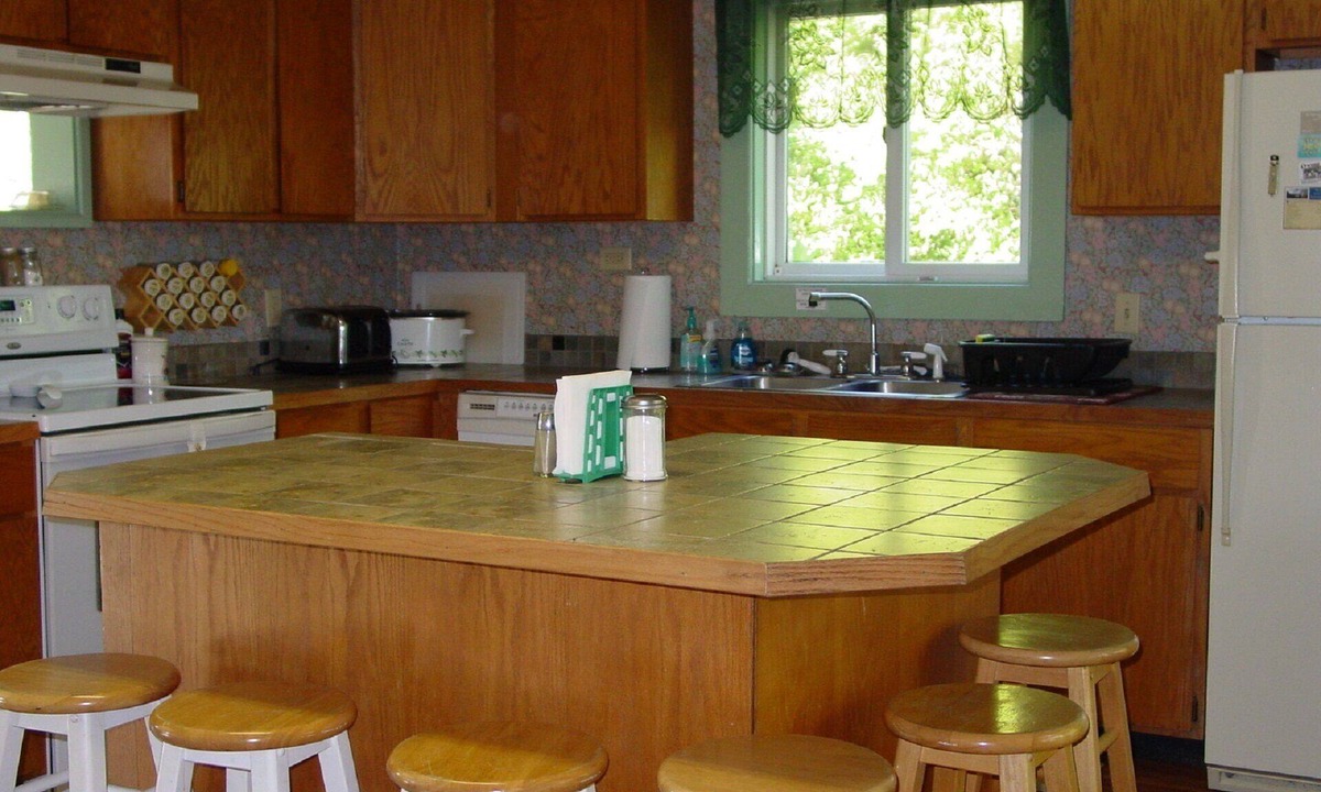 Ketchikan Apartment | Almost Home 3-bdrm overlooking Knudson Cove Marina. Fishermen & families welcome