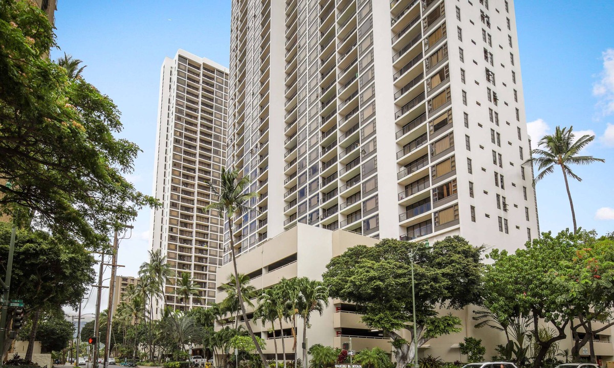 Waikiki Apartment | Aston at the Waikiki Banyan