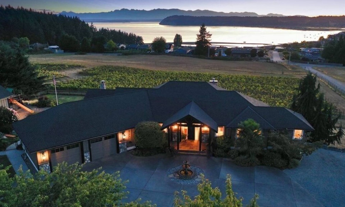 Clinton House | Bayview with Vineyard Family Getaway. Paradise for Kids and Friends