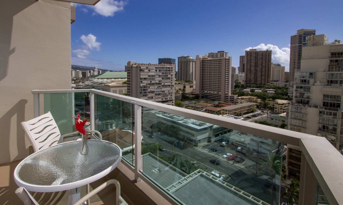 Ala Moana Apartment | Beach condo. A block to Waikiki and Ala Moana Beach.