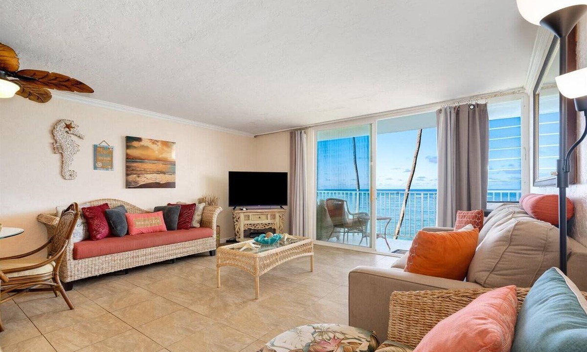 Punaluu Condo | Beachfront Condo with Beach Access