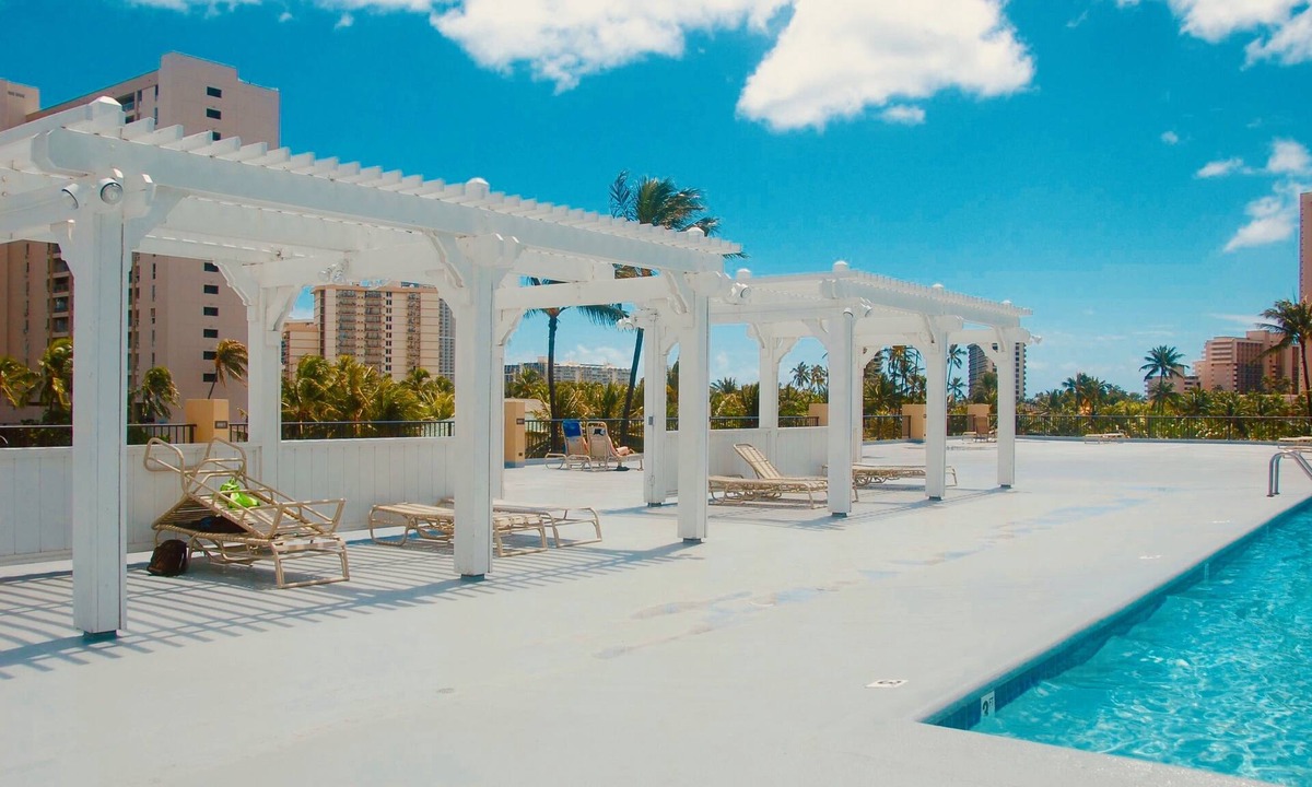 McCully - Moiliili Condo | Beachy Waikiki Monarch Studio | Pool + Gym