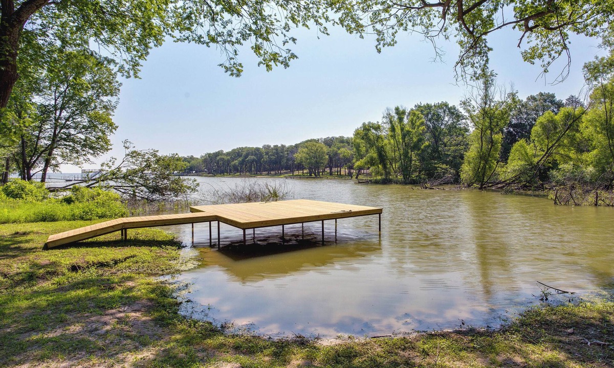 Wills Point Cottage | Dock & Fire Pit: Lake Tawakoni Vacation Rental!
