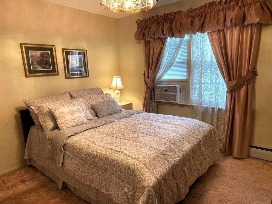 Cheektowaga House | Entire Home in Buffalo - 6 Guests 3 Bedroom 1 Bath - Convenient Location - 25min to Niagara Falls