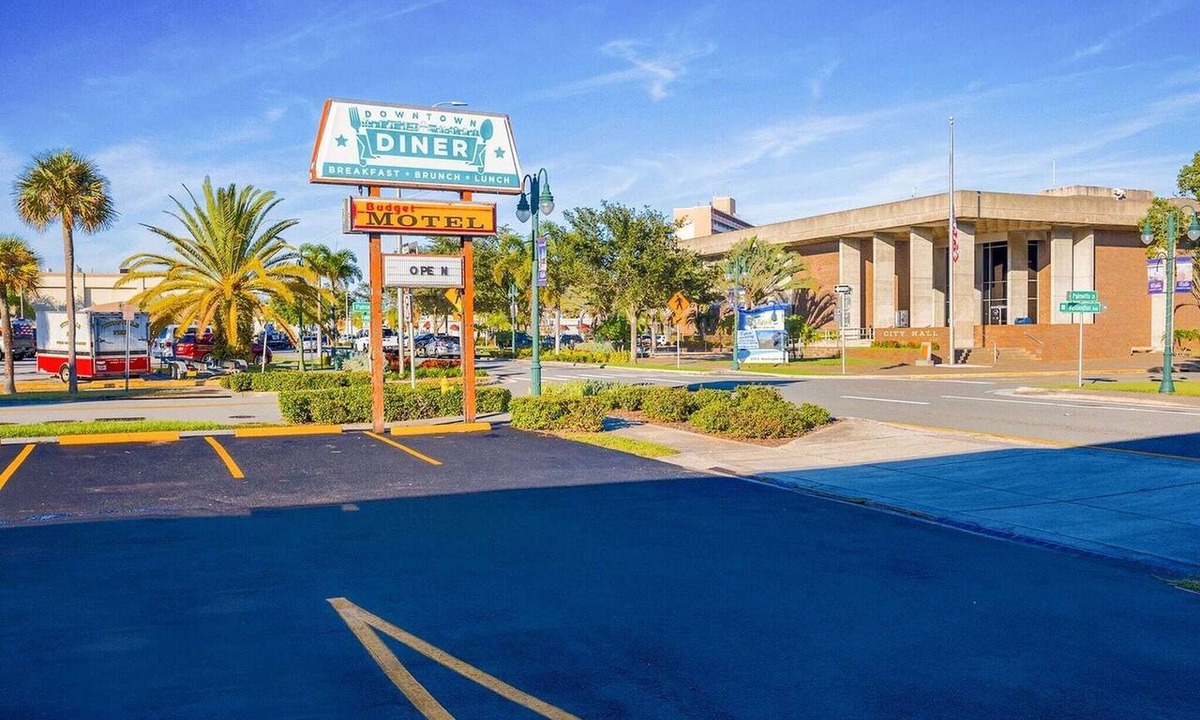 Le Barons Of Titusville Apartment | Full Bed Non Smoking | Titusville