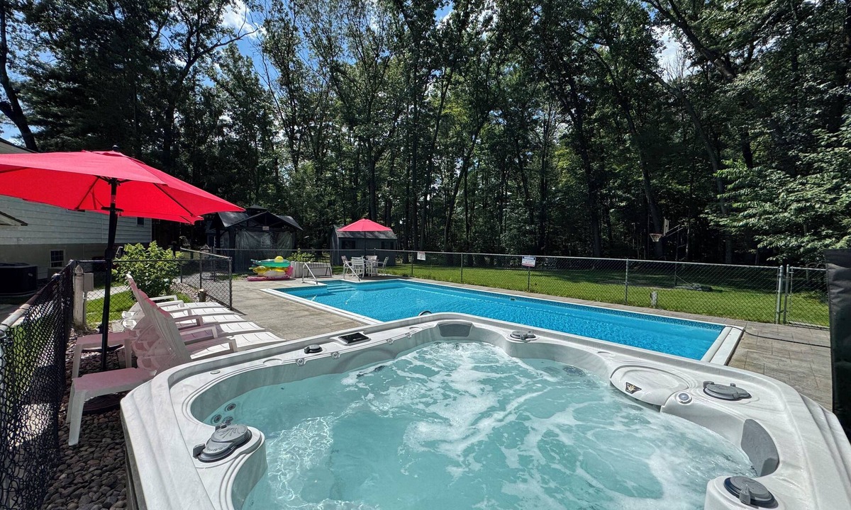 Geyser Crest House | Fully renovated- 2 LIVING ROOMS, HOT TUB, POOL, GAME ROOM, FIREPIT, PAGODA.