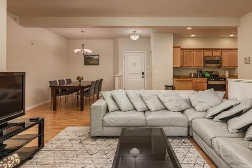 Alyeska Apartment | Girdwood Getaway - Hot tub with a View