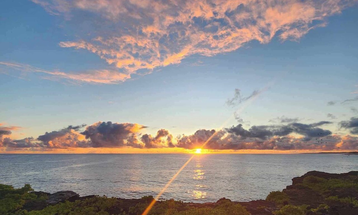 Keaau Cottage | Hale Kailani - Perfect Oceanfront Cottage for Relaxing Stays - Sunrise Views