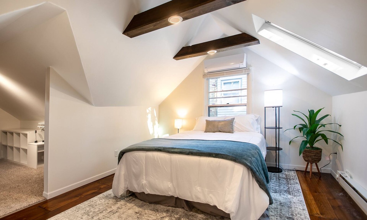 Diamond Lake House | Hot tub, Selfie Wall, 5 min to Mall of America & Airport