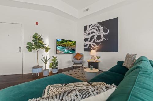 West Poplar Apartment | King Beds - Balcony - Gym - Close to The Met
