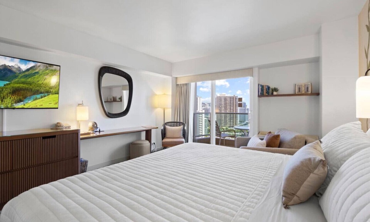 Ala Moana Bed & Breakfast | Luxury Hotel Suite-24th Floor, Ocean & City Views