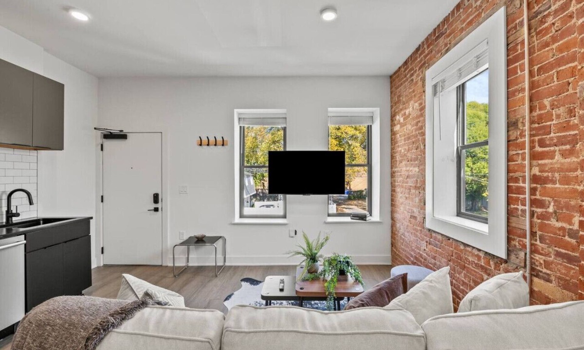 Near East Columbus Apartment | Modern Escape at Franklin Park!