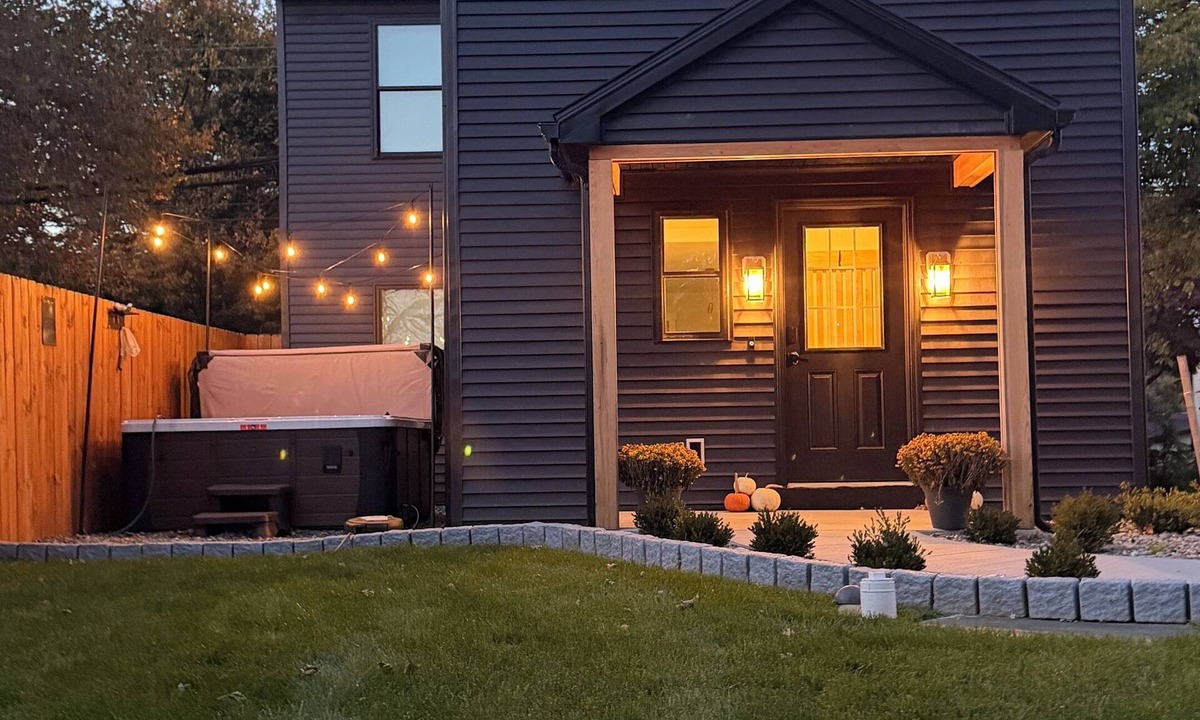 Leacock-Leola-Bareville House | New Build Hot Tub Family Retreat in Amish Country