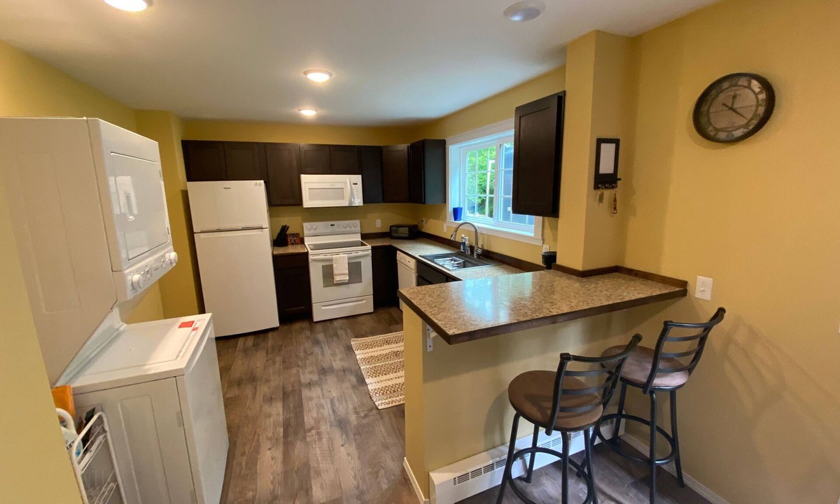 Ketchikan Apartment | North End- Versatile Studio w/Full Sized Kitchen & Bath- CLEAN!