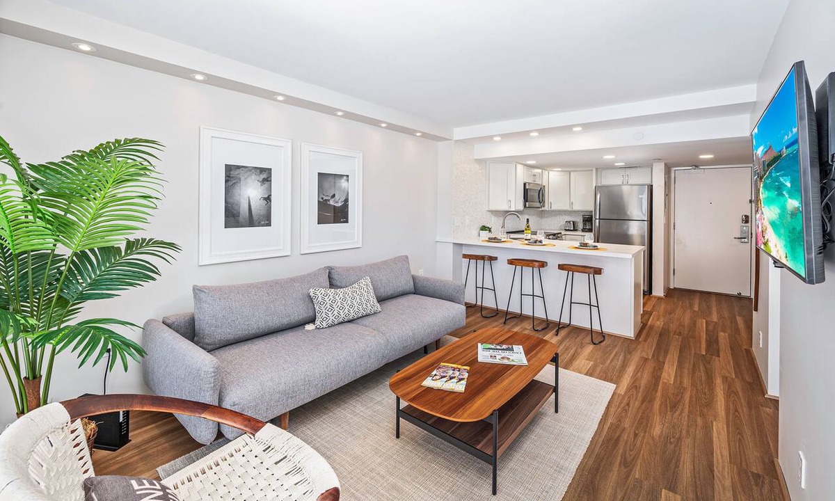 Waikiki Condo | Ocean-Lagoon Condo w/Full Kitchen at Ilikai Hotel and Steps to the Beach