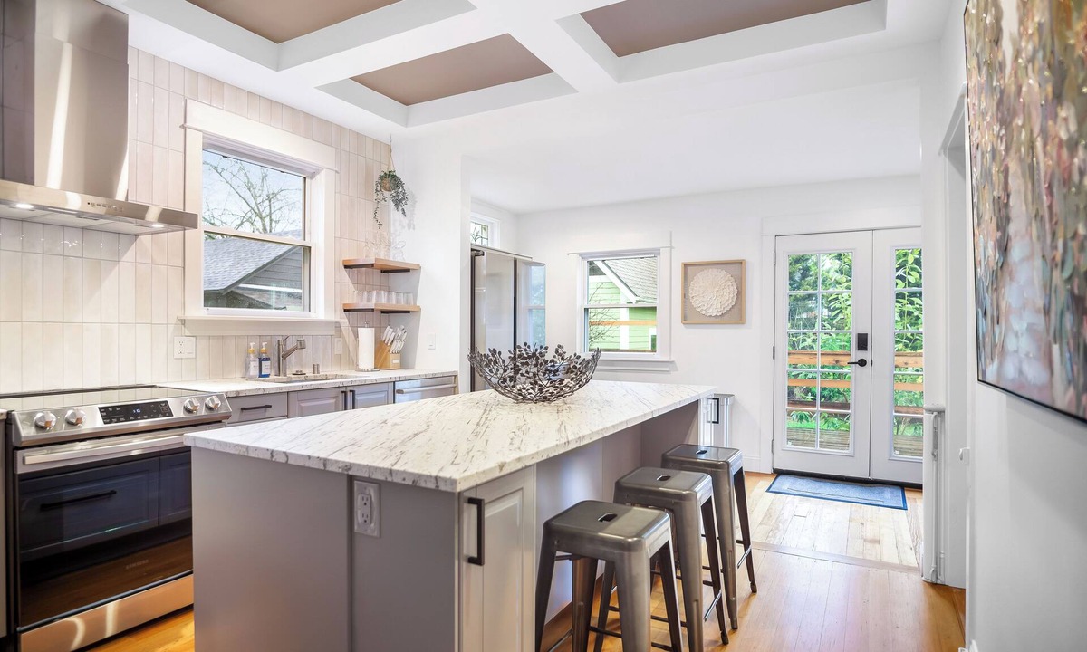 Sabin House | Oregon-Themed Retreat, Walkable, AC, Serene Yard with Deck