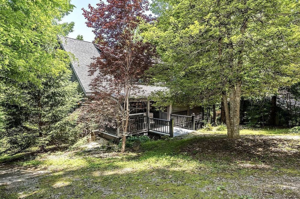 Newberg Cabin | Peaceful Hillside Retreat with Panoramic Valley Views near Wineries in Newberg, Oregon