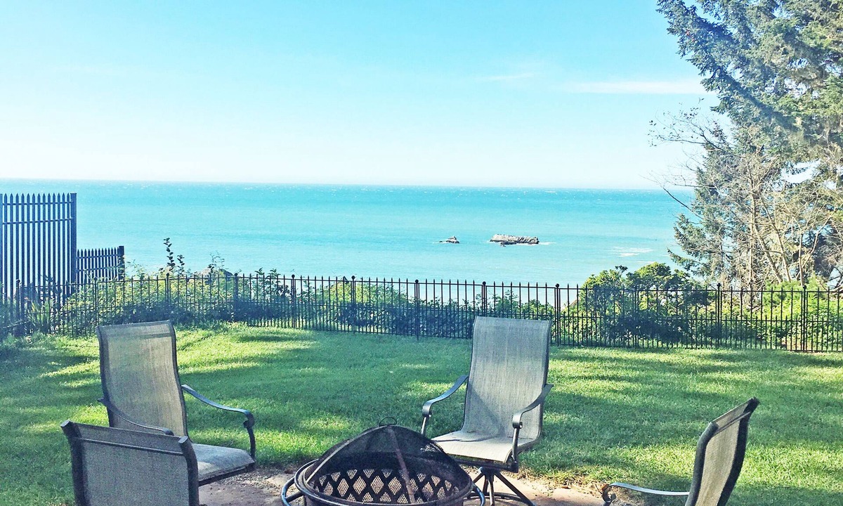 Harbor House | Pets welcome. Great Ocean View . Remodeled Kitchen. Fire Pit. BBQ Free WiFi.