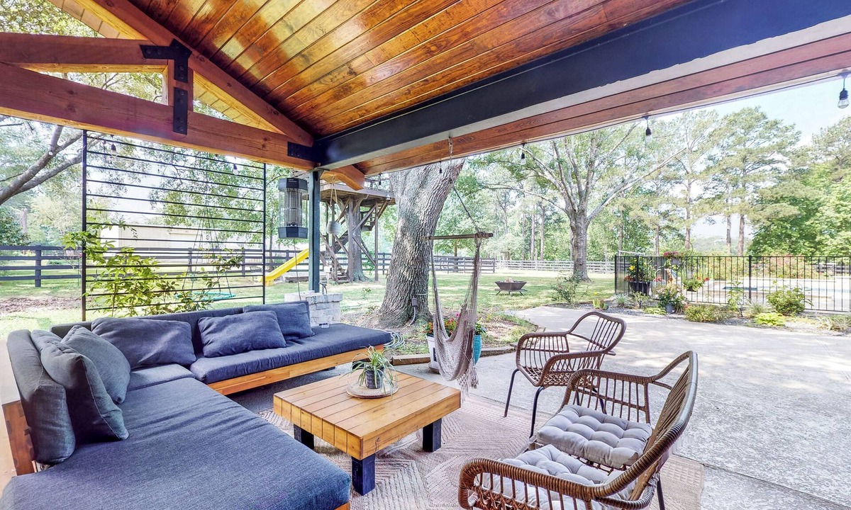 Tomball Cottage | Pool, Hot Tub & Pool Table! Grand Home in Tomball