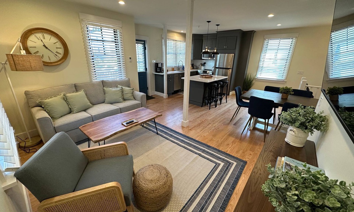 Yachting Village Apartment | Prime Location! Renovated House! 6 Bed/4 Bath