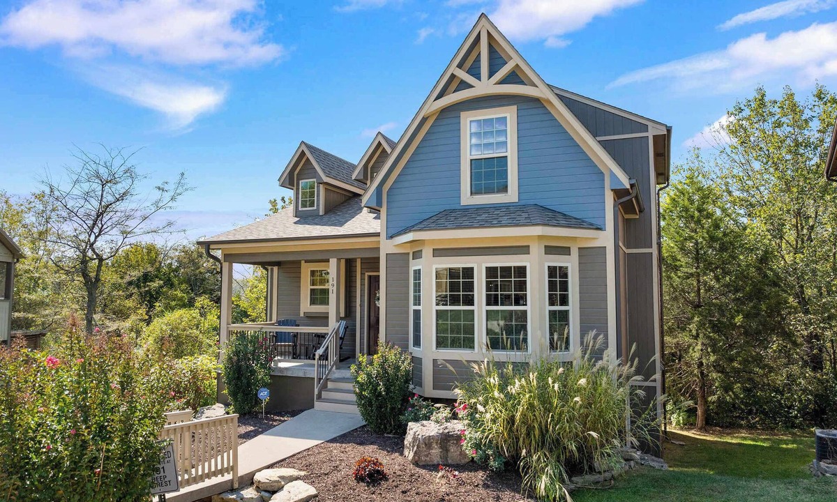 Hollister House | Private HOT TUB! ARCADE in home w/POOL TABLE!