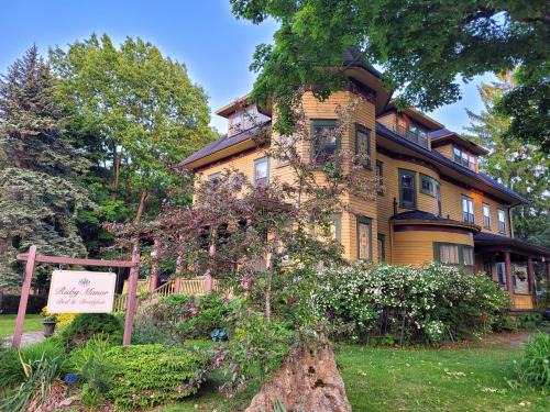 Gananoque Bed & Breakfast | Ruby Manor Bed & Breakfast