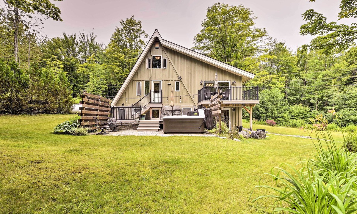 Warren Cabin | Saltwater Hot Tub & WFH-Friendly Warren Cabin!
