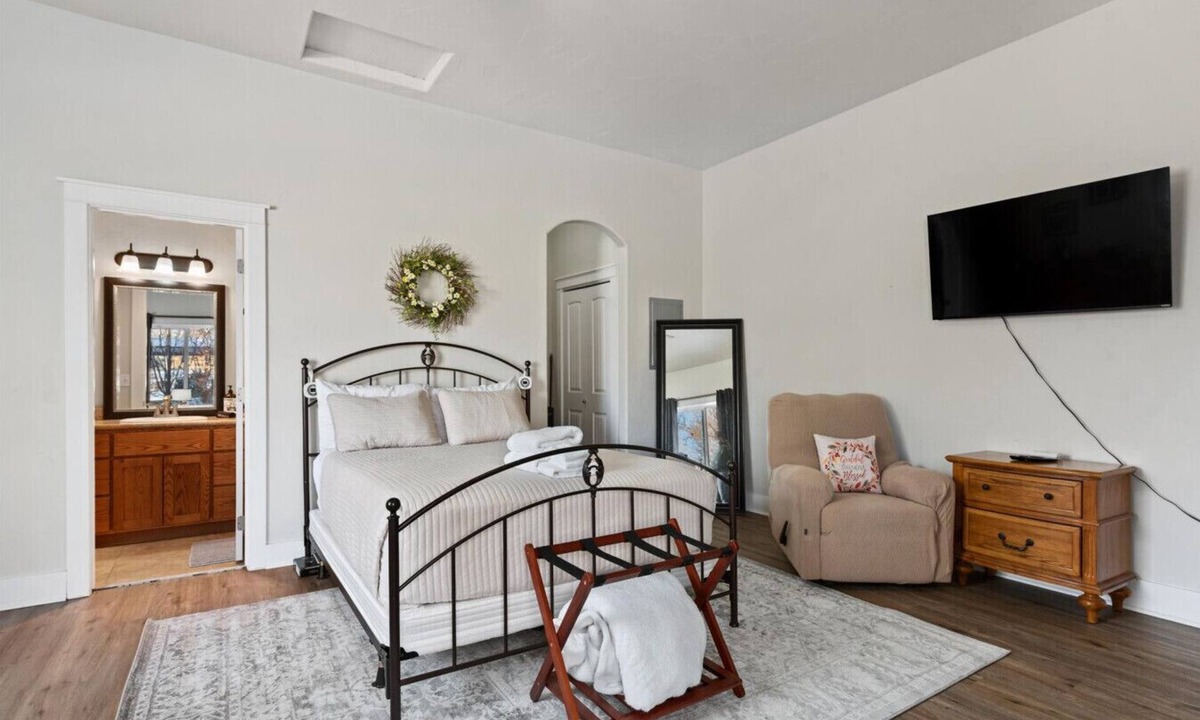 Baker City Cottage | Scenic Views Casita 2 - Cozy Studio for 2, Local Golfing 50% Off!