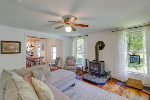 Marshall House | Secluded Marshall Farmhouse w/Hot Tub!