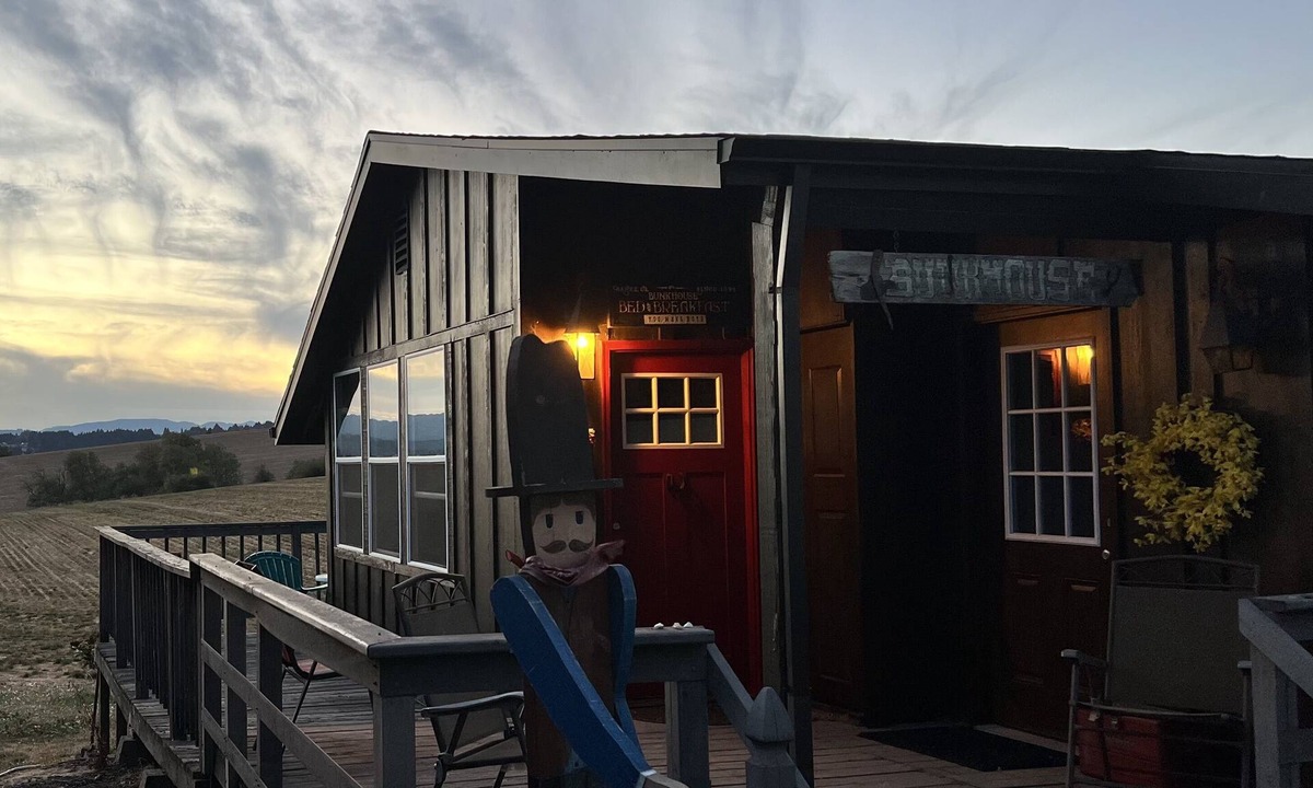 Banks House | Secluded Quiet Country Getaway- The Bunkhouse- Spectacular views and sunsets.