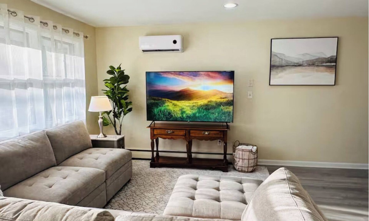 King of Prussia House | Spacious 5BR King of Prussia Home - Deck, 65” Roku TV - Near KOP Mall & Phila.
