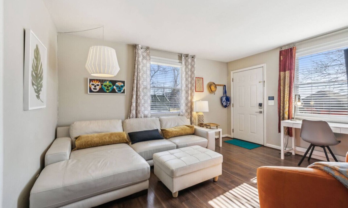 Edgehill House | Spacious and stylish 10 minutes to Broadway.
