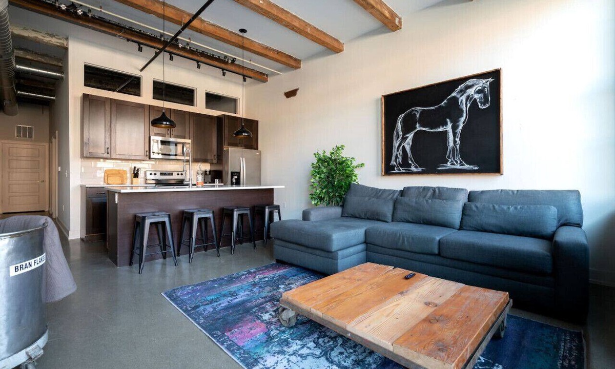 Italian Village Apartment | Spacious Industrial Flat - Short North