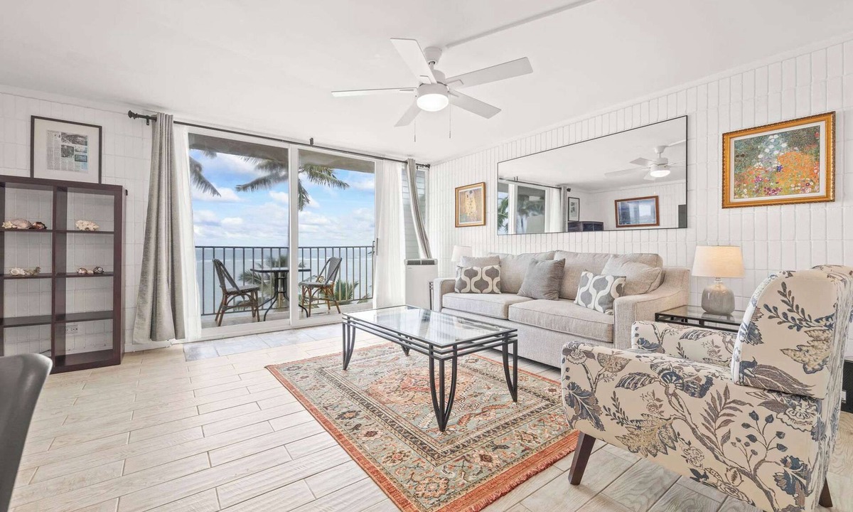 Punaluu Condo | Stunning Beachfront Condo w/Pool & Gym Access