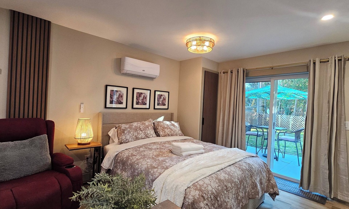 Royal Oak Golf Country Club Apartment | The Coastal Suite - Private Modern Retreat