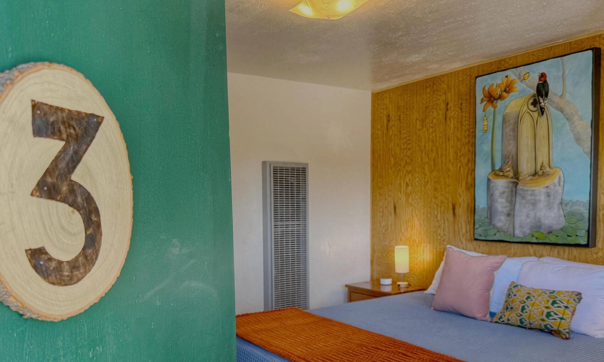 Bluff Hotel | The Mokee Motel (Room 3)