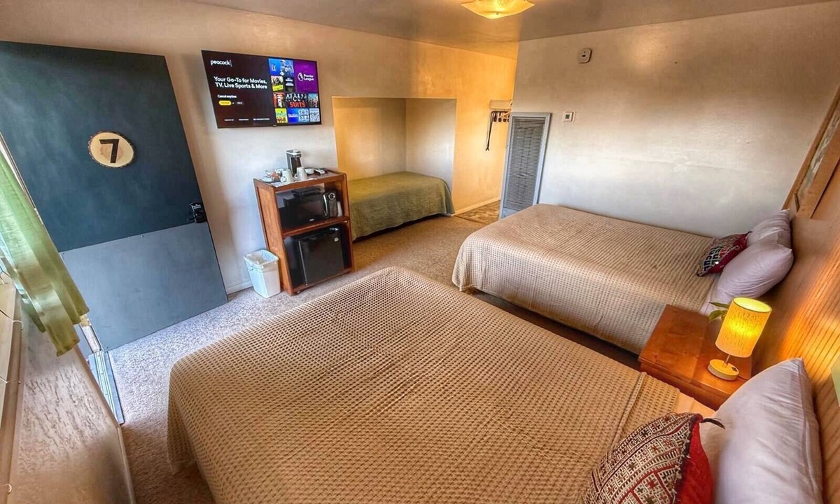 Bluff Hotel | The Mokee Motel (Room 7)