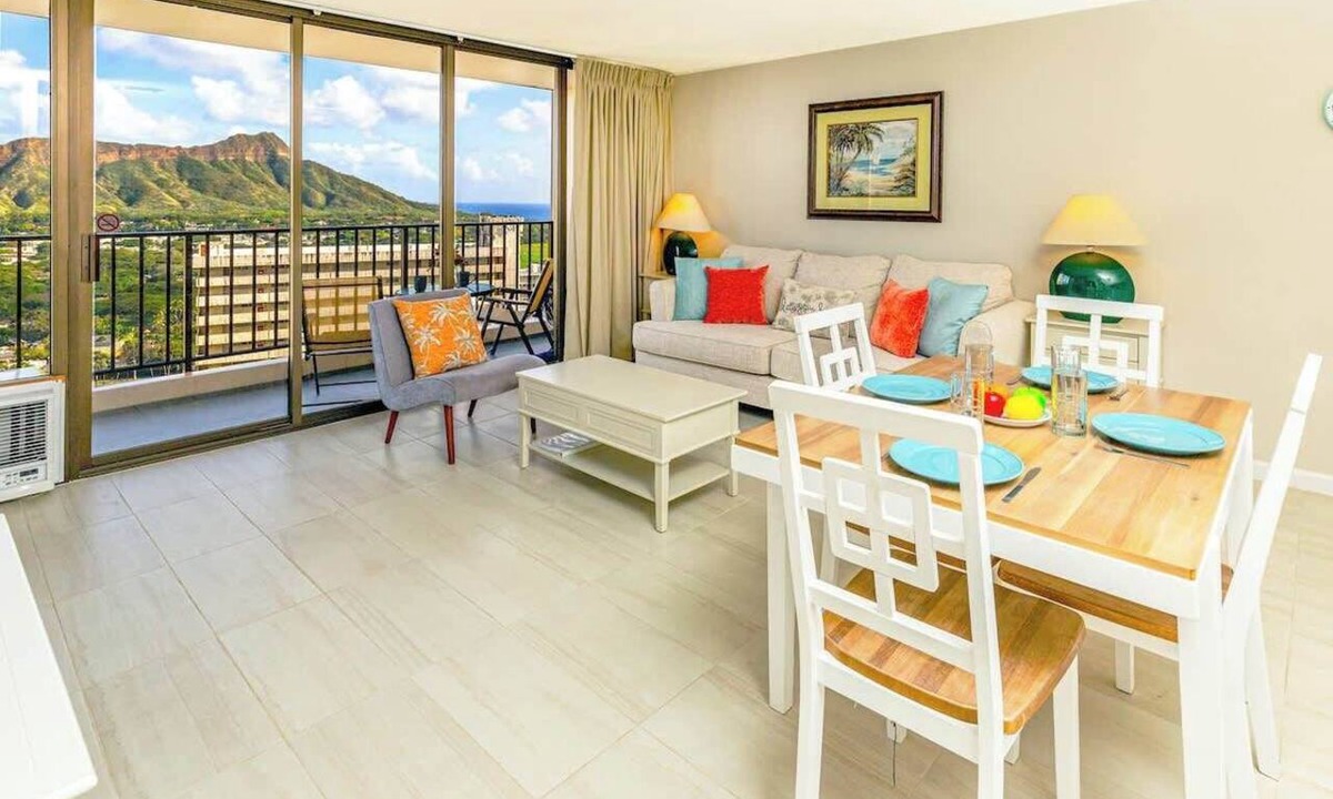 Waikiki Condo | Waikiki Banyan condo - ocean views & lanai