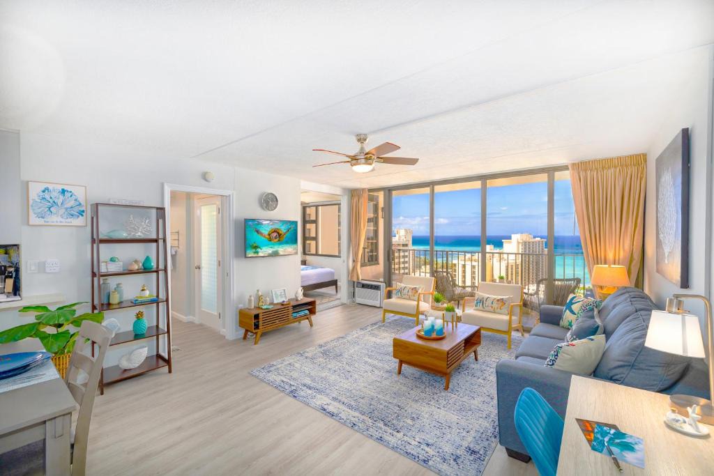 Waikiki Apartment | Waikiki Banyan condo with lanai & pool