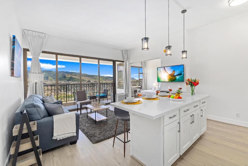 Waikiki Apartment | Waikiki Banyan condo with lanai & resort access