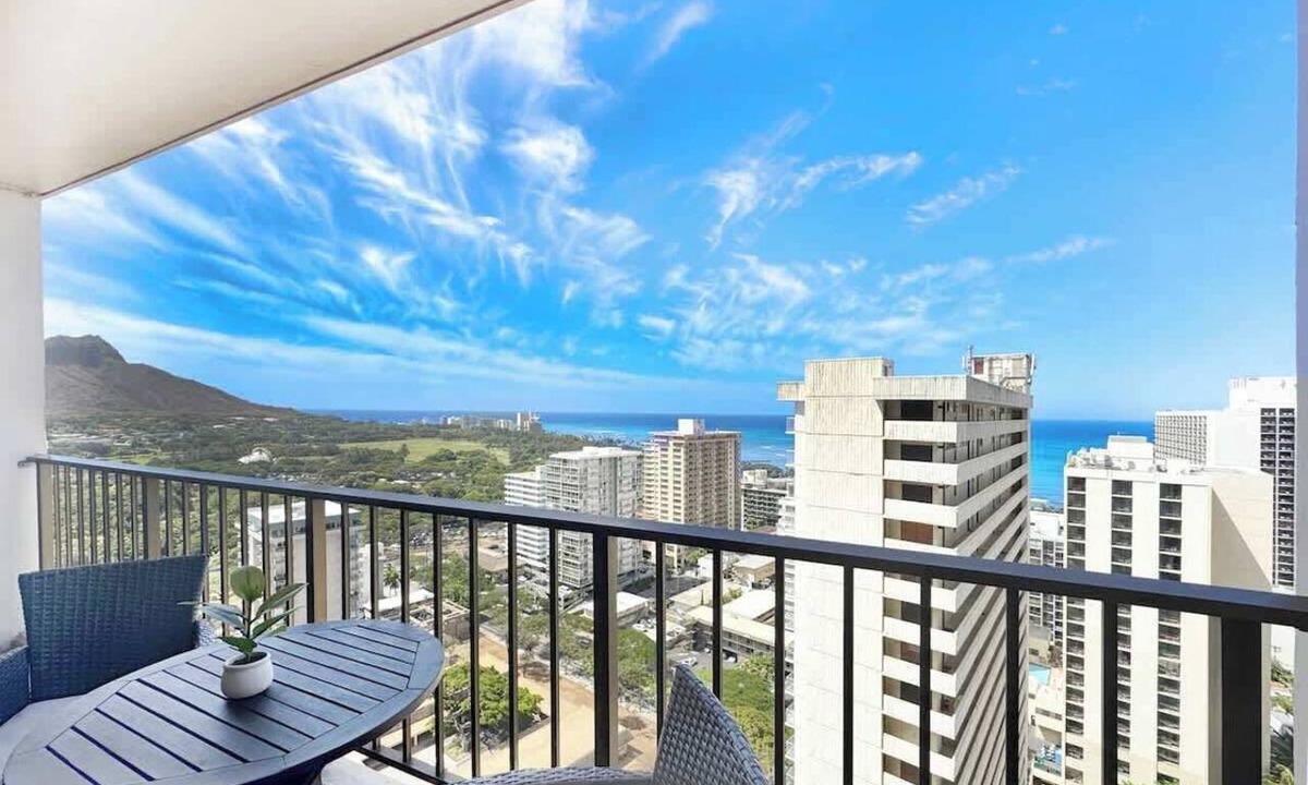 Waikiki Apartment | Waikiki Sunset 26th fl w/free parking & beach gear