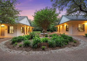 Secluded Garden-view King Suite with Pool Surrounded by Tree-Filled Retreat