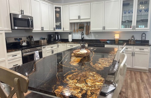Parker House | 1 block from private bay beach, boat dock with slips, Paddle boards/kayaks, New!