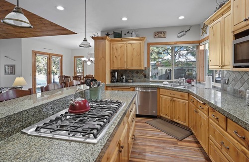 Sunriver House | 11 Vine Maple - Pool Table, Bikes, Luxury Lodge, A/C, SHARC Passes, Hot Tub