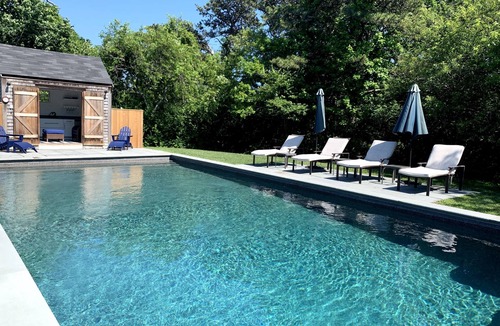 West of Town House | 2 JULY WEEK OPEN - RARE: 5BR Oasis w/Pool & 10 Bikes, Walk to Town