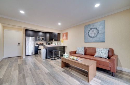 Pleasanton Condo | 2 Mi to Dtwn Pleasanton Condo w/Pool Access