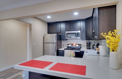 Pleasanton Condo | 2 Mi to Dtwn Pleasanton Condo w/Pool Access