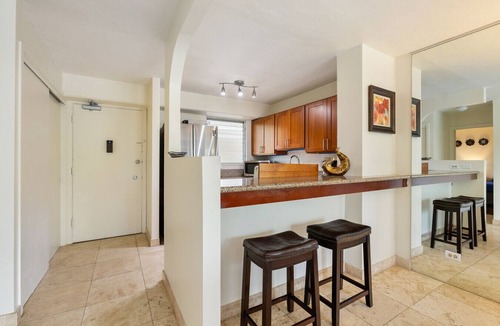 McCully - Moiliili Condo | 2BR/1BA Condo at Royal Aloha in Waikiki! Free PARKING, Free WiFi!