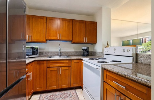 McCully - Moiliili Condo | 2BR/1BA Condo at Royal Aloha in Waikiki! Free PARKING, Free WiFi!